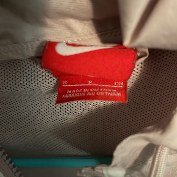 Nike windbreaker from the outlets. New worn once. - Picture 3 of 3